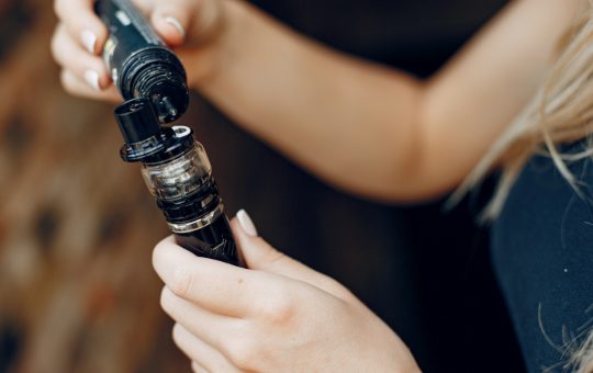 Vapoter pour moins cher : les e-liquides à prix réduits qui valent le détour